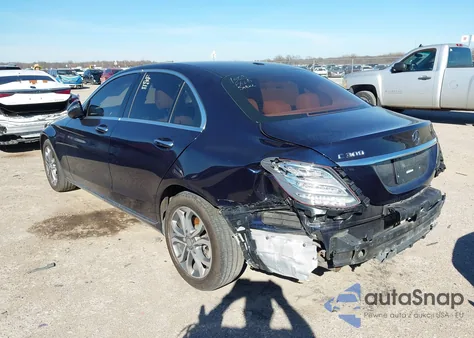 2016 Mercedes-Benz C 300 4Matic z USA, uszkodzony, nr VIN 55SWF4KB4GU154333